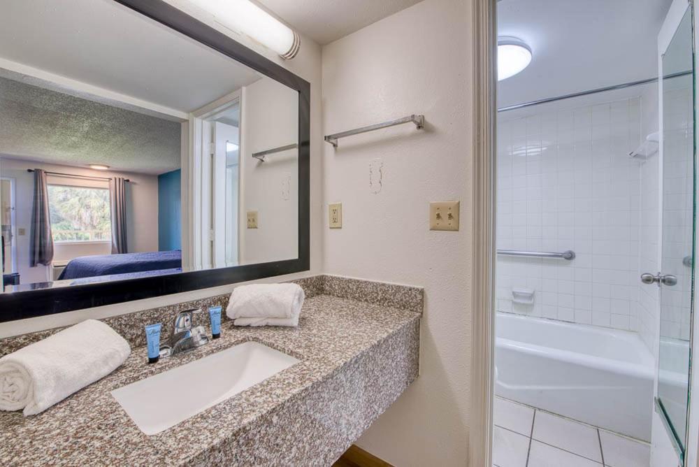 Zen Living Suites Extended Stay - Jacksonville - University Blvd Bagian luar foto